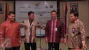 Deputi BUMN Bidang Usaha Pertambangan, Industri Strategis dan Media Fajar Harry Sampurno Fajar Harry Sampurno (kedua kanan) beserta Dirut ANTAM dan INALUM selama penandantangan nota kesepahaman  di Jakarta, Kamis (15/10/2015).  (Liputan6.com/Angga Yuniar)