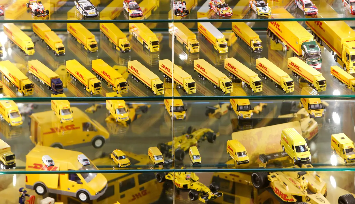 Koleksi mainan atau diecast mobil berbagai ukuran yang bertema sebuah perusahaan jasa pengiriman milik Nabil Karam yang dipamerkan di dalam museum Zouk Mosbeh, di utara Beirut, Libanon, (16/11). (Reuters/Aziz Taher)