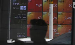 Layar pergerakan Indeks Harga Saham Gabungan (IHSG) terpampang di Jakarta, Kamis (10/10/2019). Dari 10 sektor pembentuk IHSG, lima sektor saham berada di zona merah. Pelemahan. (Liputan6.com/Angga Yuniar)