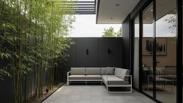 Teras Industrial Modern dengan Pagar Besi Hitam Solid