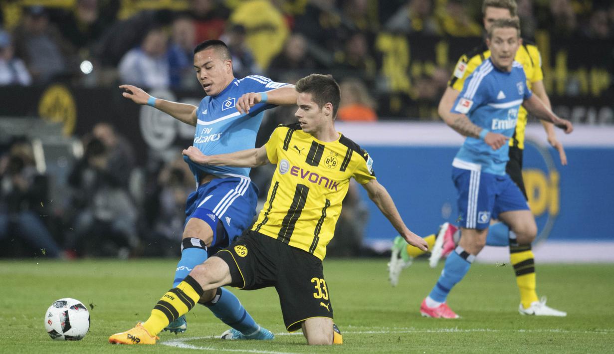 Gelandang Borussia Dortmund, Julian Weigl, berebut bola dengan pemain Hamburg SV, Bobby Wood. Pada laga tersebut Borussia Dortmund memakai skema 4-3-3 sementara Hamburg SV dengan formasi 4-2-3-1. (AP/Bernd Thissen)