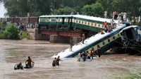 Kereta Pakistan yang jatuh ke sungai. (BBC)