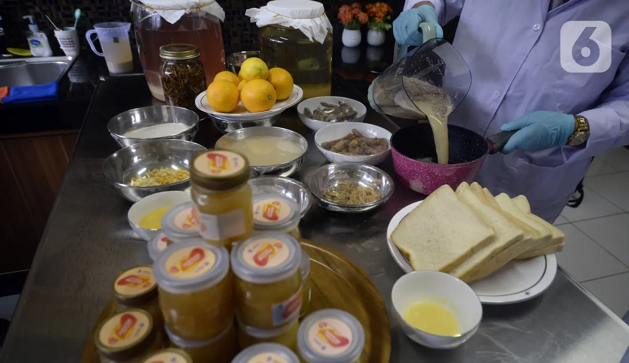 Peneliti LIPI membuat selai jahe merah fermentasi di Puspitek Serpong, Tangerang Selatan, Banten, Senin (26/10/2020). Selai Marmalade yang terbuat dari fermentasi rempah-rempah lokal bisa meningkatkan daya tahan tubuh di tengah pandemi COVID-19. (merdeka.com/Dwi Narwoko)