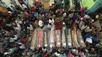Jenazah korban odong-odong ditabrak kereta api saat dibawa ke masjid untuk disalatkan. Pemakaman jenazah korban kecelakaan odong-odong yang ditabrak kereta api ini diwarnai isak tangis kesedihan para keluarga. (Liputan6.com/ Yandhi Deslatama)