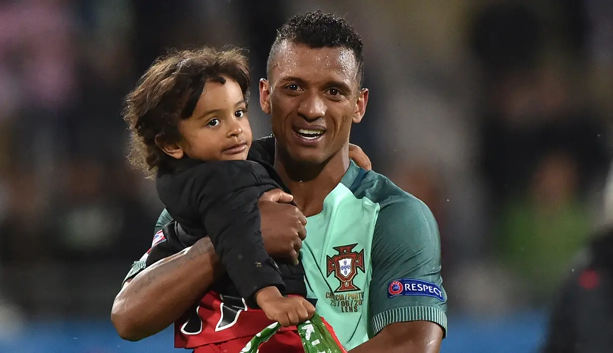 Nani. Gelandang Timnas Portugal ini pensiun dari timnas jelang Piala Dunia 2018 saat berusia 31 tahun. Ia total tampil 112 kali dengan torehan 24 gol dan 23 assist. Ia memperkuat Seleccao di Euro 2008, 2012 dan 2016. Akibat cedera bahu, ia gagal tampil di Piala Dunia 2010. (AFP/Philippe Huguen)