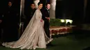 Aktris Bollywood Priyanka Chopra dan musisi AS Nick Jonas berjalan saat resepsi pernikahan mereka di New Delhi, India, Selasa (4/12). Keduanya resmi menikah pada 1 Desember 2018. (AP Photo/Altaf Qadri)