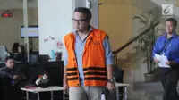 Mantan Direktur PT Murakabi Sejahtera, Irvanto Hendra Pambudi berjalan bergegas seusai menjalani pemeriksaan di gedung KPK, Jakarta, Selasa (10/4). Keponakan Setya Novanto itu menjalani pemeriksaan sebagai tersangka korupsi E-KTP (Merdeka.com/Dwi Narwoko)