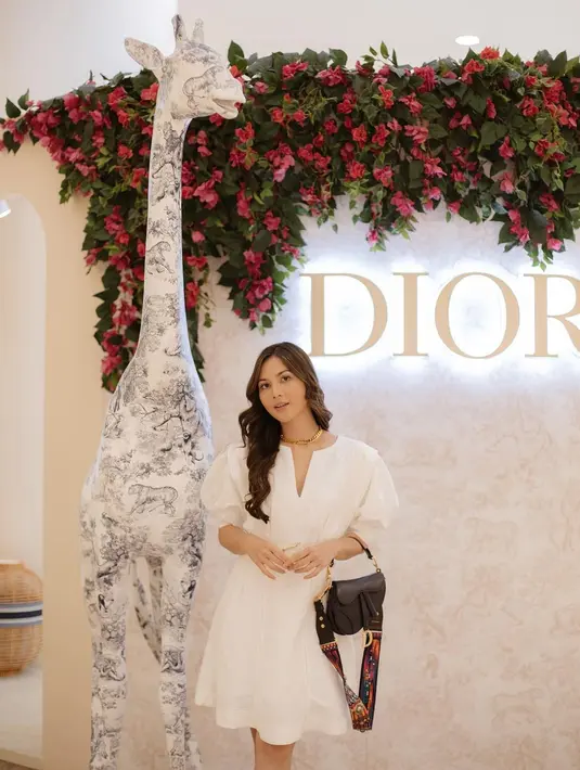 Salah satunya dengan dress putih yang clean terlihat mahal dengan Lady Dior hitam [@jscmila]