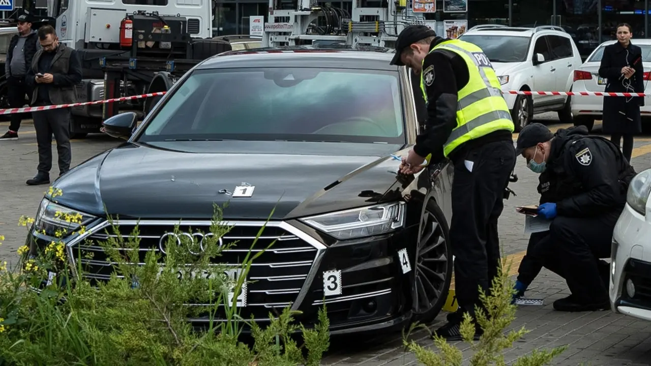 Polisi mengumpulkan barang bukti di dekat mobil Serhiy Shefir, asisten pertama Presiden Volodymyr Zelenskiy, yang ditembak di dekat Kyiv, Ukraina, 22 September 2021. (Evgeniy Maloletka/AP)