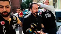 Adnan Oktar alias Harun Yahya selama penangkapannya pada 2018. Dia memberi tahu hakim bahwa dia memiliki hampir 1.000 pacar. (AFP)