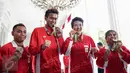 Atlet peraih medali Olimpiade Rio 2016, pasangan bulu tangkis Tontowi/Liliyana serta dua atlet angkat besi Sri Wahyuni Agustiani dan Eko Yuli Irawan seusai diterima Presiden Jokowi , di Istana Merdeka, Jakarta, Rabu (24/8). (Liputan6.com/Faizal Fanani)
