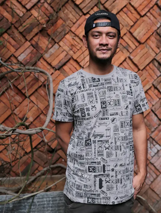 "Karena ini 25 tahun, lagu lamanya diaransemen ulang, pengen kita bikin yang lebih sekarang aransemennya. Jadi aransemennya ada yang 2000-an ke atas, ada yang 90-an ke bawah," tambahnya. (Adrian Putra/Bintang.com)