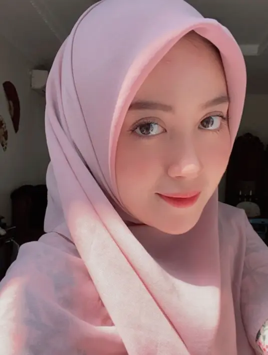 Bila diperhatikan dengan saksama, Nabilah eks JKT48 mencuri perhatian gaya penampilannya dengan berhijab. Aura kecantikan Nabilah semakin terpancarkan dengan hijab warna merah muda yang dikenakannya. (Liputan6.com/IG/@nblh.ayu)