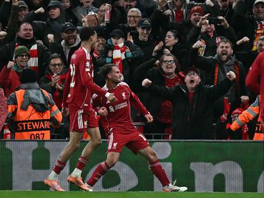 Gelandang Liverpool asal Argentina, Alexis Mac Allister (tengah) merayakan golnya dalam pertandingan pekan keempat Liga Champions 2025-2026 melawan Real Madrid di Stadion Anfield, Inggris, pada Selasa 4 November 2025 waktu setempat atau Rabu (5/11/2025) dini hari WIB. Liverpool sukses meraih kemenangan penting atas Real Madrid dengan skor tipis 1-0. (Paul ELLIS/AFP)