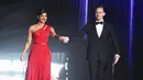 Dengan gaun merahnya, Pryanka Chopra melemparkan senyumnya yang menawan. Melakukan ‘Open Flirting’bersama Tom Hiddleston, membuat penampilannya semakin menarik perhatian. (AFP/Bintang.com)