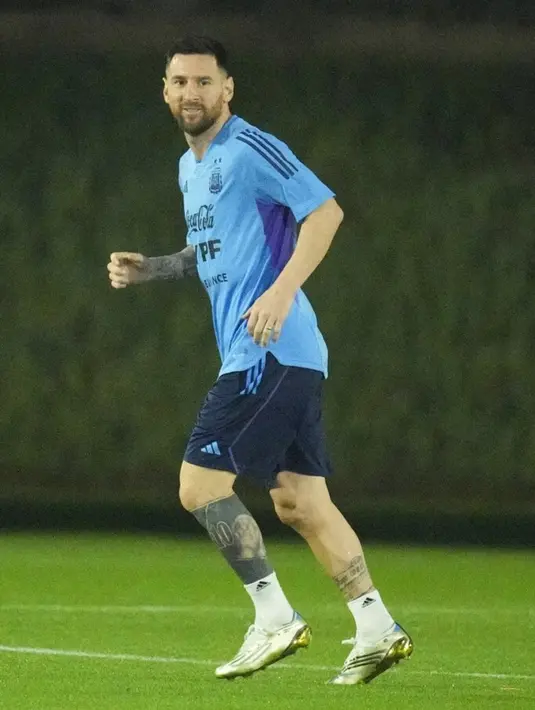 Lionel Messi saat sesi latihan di Stadion Universitas Qatar, Doha, Qatar, Senin (5/12/2022). Kedua tim besar ini memiliki pemain-pemain hebat, namun salah satunya harus siap gugur di pertandingan nanti. (AP Photo/Jorge Saenz)