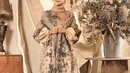Dipotret oleh fotografer kawakan tanah air Rio Motret, Ria Ricis tampil sempurna di beberapa fotonya yang sendirian. Ia mengenakan dress super cantik dari Kursien Karzai. Dress ini memiliki detail outer bermotif floral yang serasi dengan dressnya. Foto: Instagram.