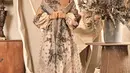 Dipotret oleh fotografer kawakan tanah air Rio Motret, Ria Ricis tampil sempurna di beberapa fotonya yang sendirian. Ia mengenakan dress super cantik dari Kursien Karzai. Dress ini memiliki detail outer bermotif floral yang serasi dengan dressnya. Foto: Instagram.