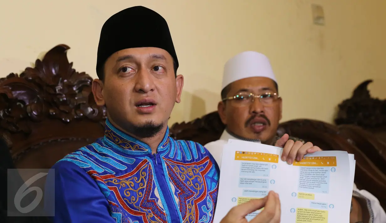 Ustaz Zacky Mirza menunjukkan salah satu bukti ketika jumpa pers di kawasan Bekasi, Rabu (13/7). Ustaz Zacky mulai kesal dengan sang istri, Shinta Tanjung, yang kerap mencurahkan isi hati soal rumah tangga ke banyak orang. (Liputan6.com/Herman Zakharia)