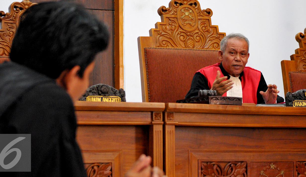 Hakim, Ganjar Pasaribu menjelaskan saat sidang praperadilan mantan Gubernur Papua Barnabas Suebu di PN Jakarta Selatan, Selasa (7/7/2015). Barnabas ditetapkan tersangka oleh KPK atas kasus DED PLTA sungai Memberamo tahun 2009. (Liputan6.com/Yoppy Renato)