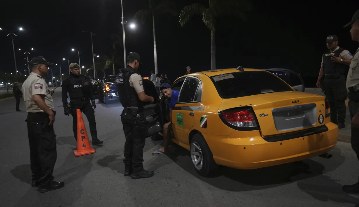 Hal ini juga terjadi setelah kerusuhan pada akhir pekan di penjara Penitenciaria del Litoral, di Guayaquil, yang melibatkan bentrokan antar geng di dalam penjara. (AP Photo/Dolores Ochoa)