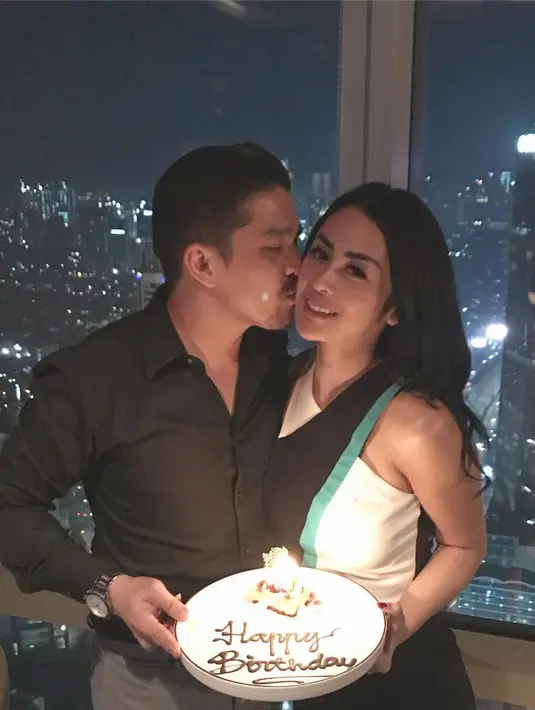 Selvi juga membantah kalau perkenalan tersebut lantaran dari Vicky Prasetyo. Seperti diketahui, calon suami Selvi merupakan mantan manajer Vicky Prasetyo. (Instagram/selvikitty)