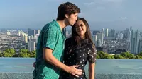 Hamil 5 Bulan, Aura Kasih Pegang Ular