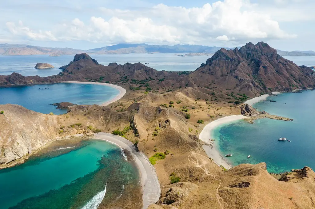 Pulau Padar, Taman Nasional Komodo, Nusa Tenggara Timur. (theblondeabroad.com)