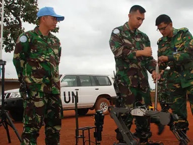 Citizen6, Kongo: Di akhir kunjunganya Letkol Delower meminta kepada Wadansatgas untuk mendemontrasikan satu unit Mobil EOD dan Robotnya yang dimiliki oleh Kontingen Indonesia. (Pengirim: Badarudin Bakri)
