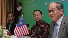  Menteri Pertanian dan Koperasi Thailand Jenderal Chatchai Sarikulya, Mendag Thomas Lembong, Menteri Perusahaan Perladangan dan Komoditi Malaysia Datuk Amar Douglas Uggah Embas (ki-ka) beri keterangan pers di Jakarta, (3/12). (Liputan6.com/Angga Yuniar)