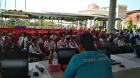 Ribuan peserta tes SKD CPNS Kabupaten Cirebon mengisi waktu kosong ditengah menunggu panitia memperbaiki server. Foto (Liputan6.com / Panji Prayitno)