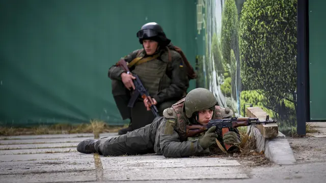 FOTO: Rusia Tekan Invasi Sampai ke Pinggiran Ibu Kota Ukraina