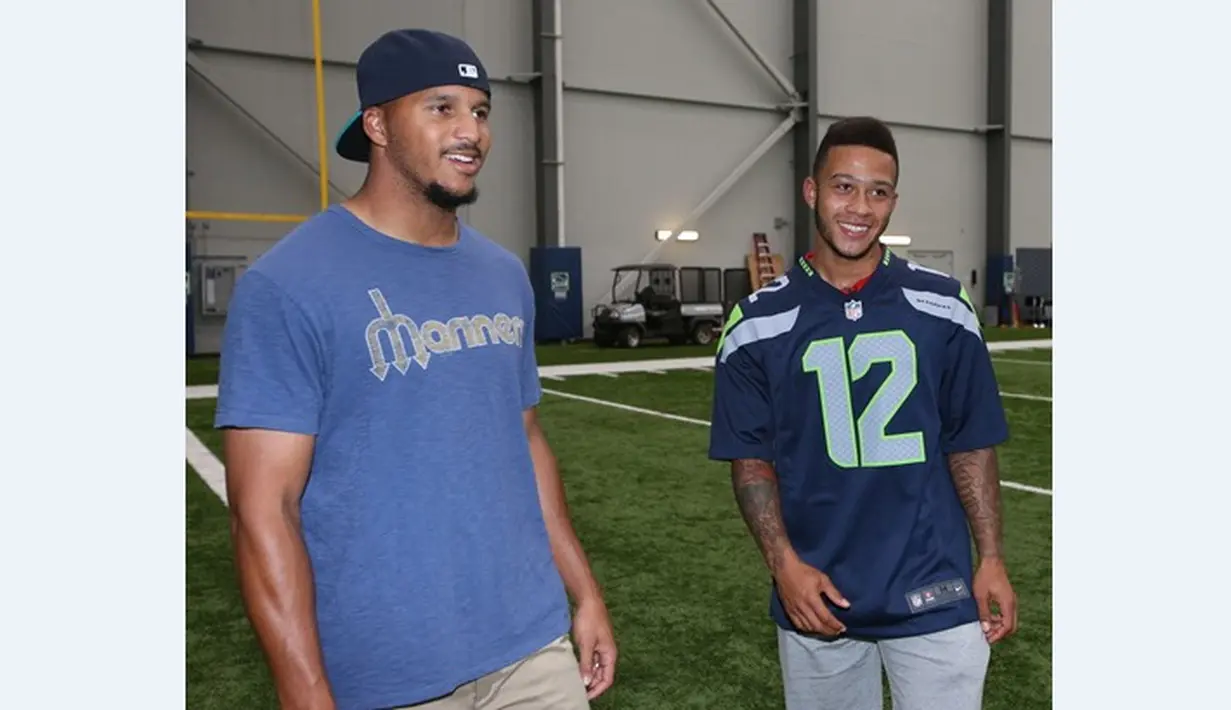 Memphis Depay bersama Jermaine Kearse. (Manutd.com)