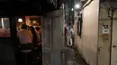 Seorang pria berjalan melalui lorong sempit antara dua bangunan di Golden Gai di distrik Shinjuku, Tokyo (17/7/2019). Di area ini, pengambilan foto dan video untuk semua keperluan di jalan dilarang tanpa izin dari asosiasi promosi bisnis di daerah tersebut. (AP Photo / Jae C. Hong)