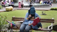 Pengunjung menikmati suasana bersama keluarga di Taman Suropati, Jakarta, Minggu (29/11/2015). (Liputan6.com/Angga Yuniar)