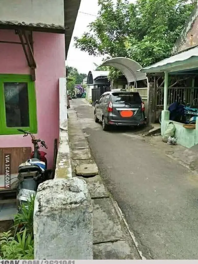 6 Potret Parkir Mobil di Desa Ini Penuh Drama, Bikin Heran