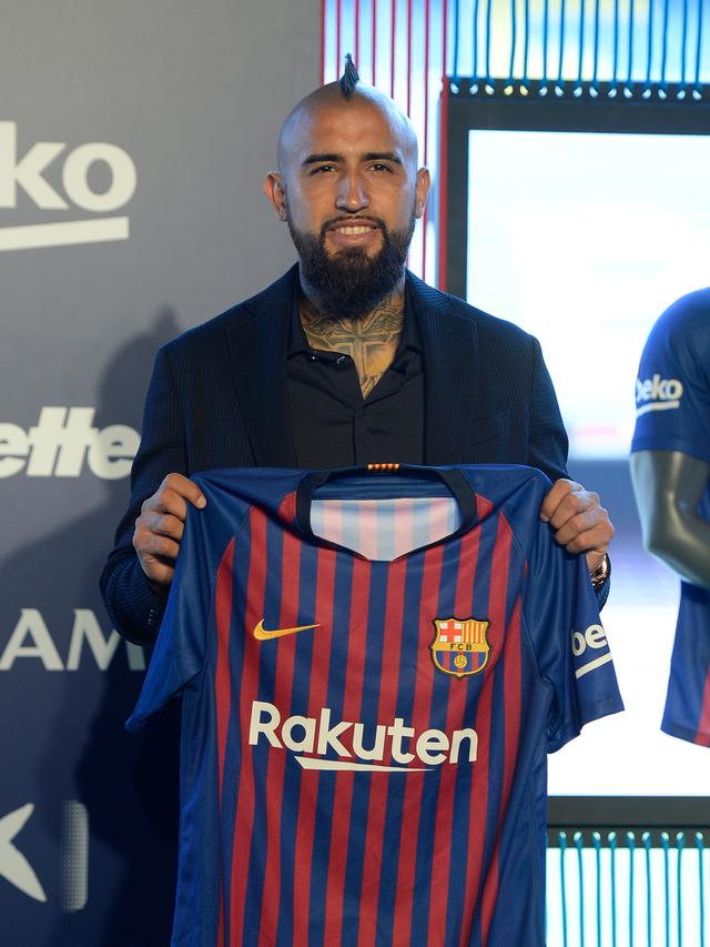 Resmi Bergabung, Arturo Vidal Pamer Jersey Barcelona
