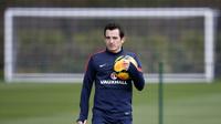 Bek Timnas Inggris Leighton Baines (AFP/Adrian Dennis)