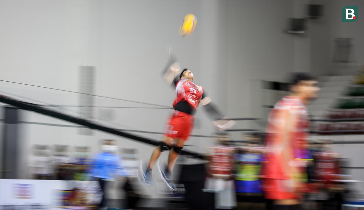 Hingga kini, kepastian siapa lawan Samator di grand final masih belum diketahui. Kepastian tersebut menunggu hasil pertandingan Bogor LavAni melawan Jakarta Pertamina Pertamax yang sempat tertunda. (Bola.com/Bagaskara Lazuardi)