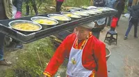 Kakek Ini Mampu Bawa 10 Piring Hidangan di Kepala Sekaligus