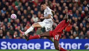 Penyerang Manchester United asal Slovenia, Benjamin Sesko (kiri) berebut bola dengan bek Liverpool asal Prancis, Ibrahima Konate saat pertandingan pekan ke-8 Liga Premier Inggris di Stadion Anfield, Liverpool pada Minggu 19 Oktober 2025. (PETER POWELL/AFP)