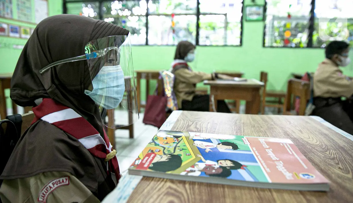 Suasana hari pertama uji coba Pembelajaran Tatap Muka (PTM) di SDN Kenari 08 Pagi, Jakarta, Rabu (7/4/2021). Pemprov DKI Jakarta mulai melakukan uji coba pembelajaran tatap muka secara terbatas di 100 sekolah mulai 7 hingga 29 April 2021. (Liputan6.com/Faizal Fanani)