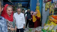 Wali Kota Semarang, Hevearita Gunaryanti Rahayu mengecek harga beras di Pasar Bulu. (Liputan6.com/ Felek Wahyu)