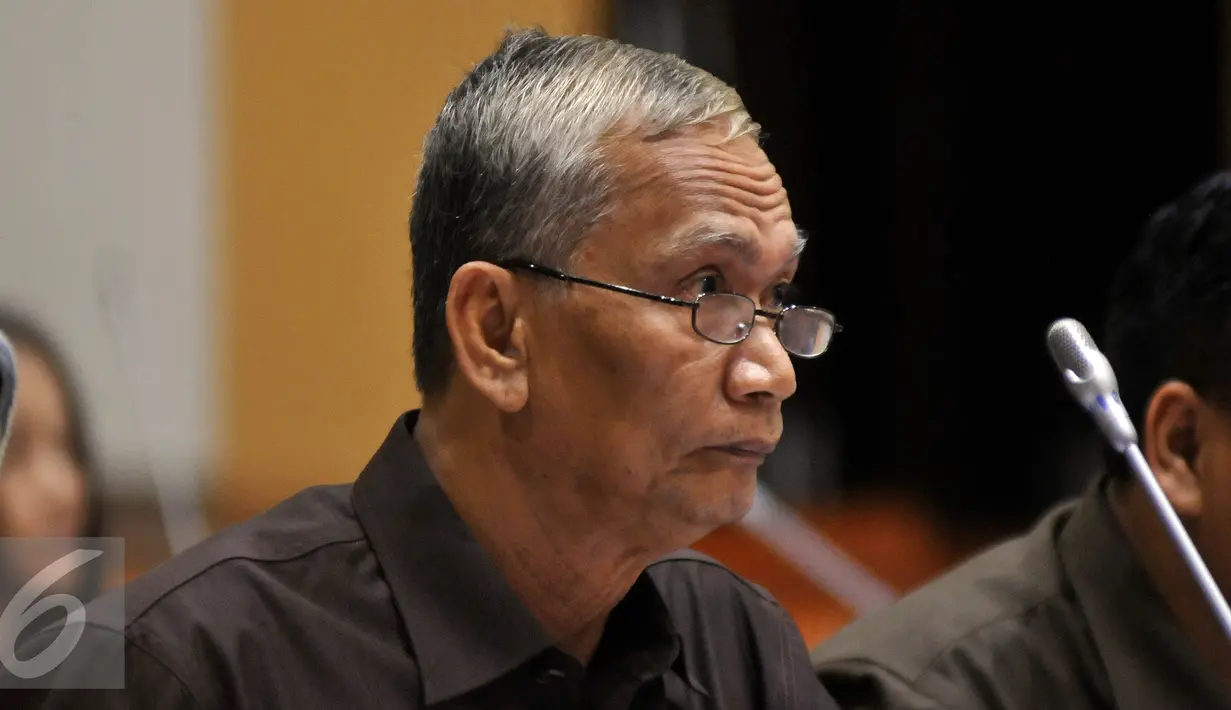 Ketua Komisi Kejaksaan, Sumarno saat mengikuti Rapat Dengar Pendapat (RDP) dengan Komisi I DPR RI, Jakarta, Senin (18/4/2016). Rapat membahas tentang pengawasan Komisi Kejaksaan terhadap kinerja Kejaksaan. (Liputan6.com/Johan Tallo)