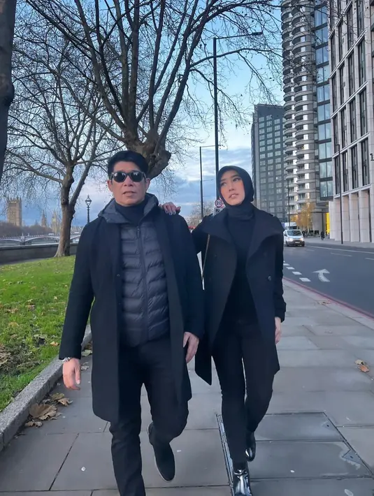 "Ya, kayak agak sakit di sini terus kayak masuk angin dikerok tiga hari, udah sembuh, ilang. Terus, lanjut terus itu kadang kumat. Akhirnya, ada pada saat dia tidak bisa bergerak lagi ya, ternyata dibawa ke rumah sakit aja," ujarnya. [Instagram/dienz_36]