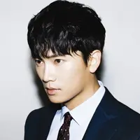 Nama Ji Sung mulai dikenal publik saat ia bermain dalam drama Protect the Boss dan Secret Love. Walaupun sudah berumur 41 tahun, akan tetapi pesonanya tak luntur. (Foto: soompi.com)