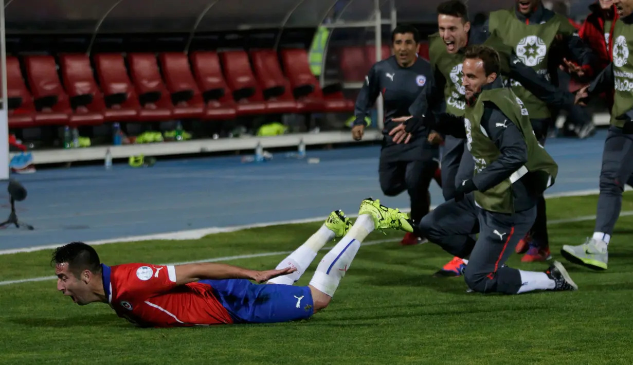 Bek Chile, Mauricio Isla (kiri) melakukan selebrasi usai mencetak gol ke gawang Uruguay di perempat final Copa Amerika 2015 di National Stadium, Santiago, Chile, (25/6/2015). Chile melaju ke semifinal usai mengalahkan Uruguay 1-0. (REUTERS/Henry Romero)