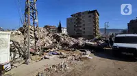 Kondisi bangunan yang runtuh akibat guncangan gempa berkekuatan magnitudo 7,8 yang menguncang Turki dan Suriah di kota Antakya, Provinsi Hatay, Turki, Sabtu (18/2/2023). Bangunan yang rubuh akibat gempa berkekuatan magnitudo 7,8 yang menguncang Turki dan Suriah pada 6 Februari dini hari lalu mayoritas adalah gedung apartemen. (Liputan6.com/Andry Haryanto)