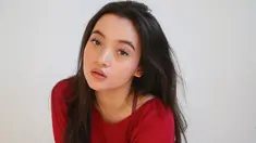 Megan Domani kerap tampil dengan gaya casual. Kaos pun menjadi fashion item andalan gadis kelahiran 2002 ini. Meski terlihat simpel, namun dara blasteran Jerman ini terlihat menawan dengan riasan natural.(Liputan6.com/IG/@megandomani1410)