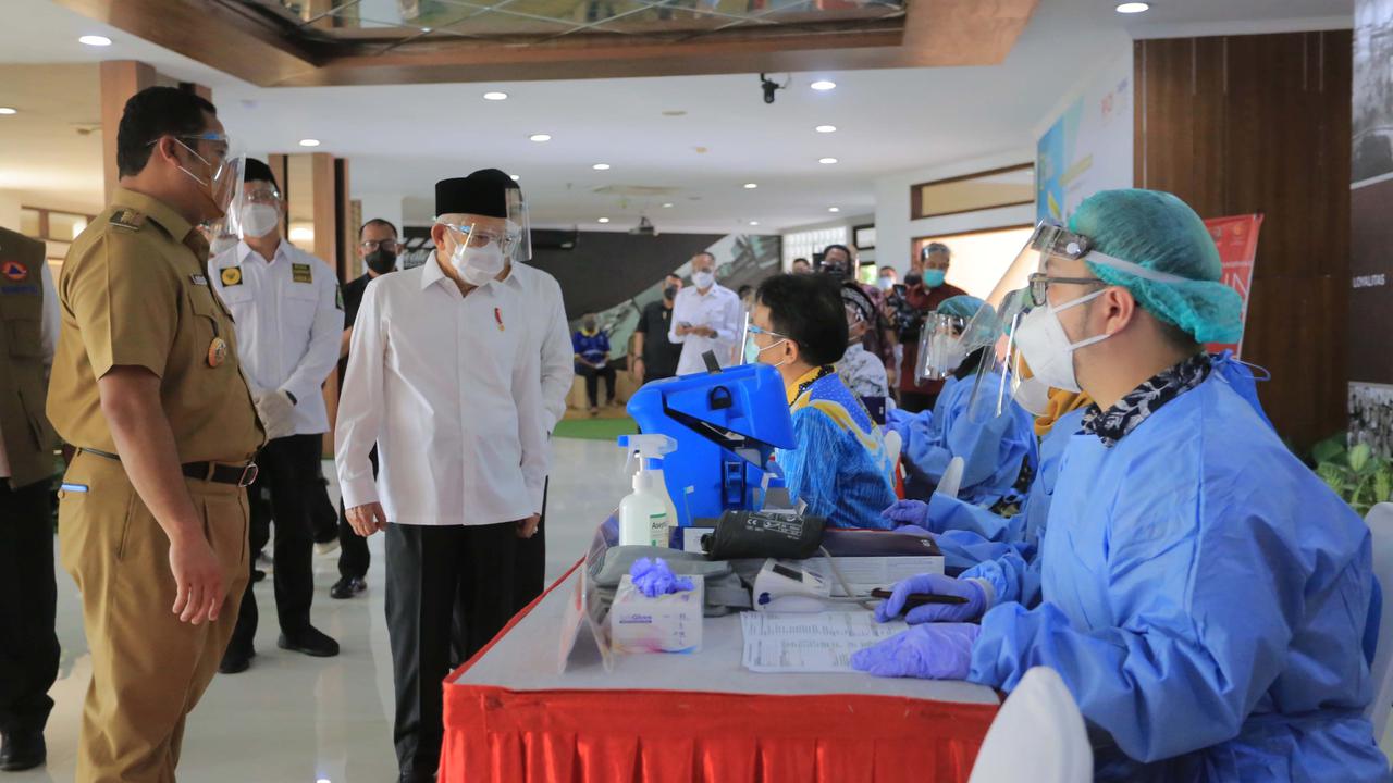 Wakil Presiden Ma'ruf Amin memantau vaksinasi di Kota Tangerang. Liputan6.com/Pramita Tristiawati)